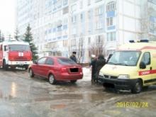 Женщина на автомобиле задним ходом наехала на стоящую на тротуаре бабушку