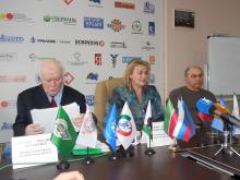 В гонках на 'Кубок Салавата' татарский певец сажает сына за руль автомобиля 'Ока'