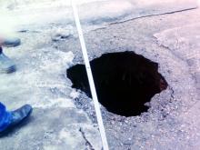 В Казани дыра в асфальте обнажила древний подземный проход