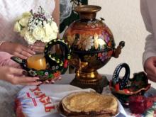 Во Дворце торжеств женихов и невест угощают блинами