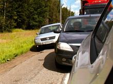 Верховный суд разрешил не уступать дорогу машинам на обочине