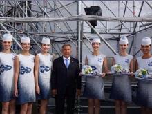 Что за модели появляются рядом с Рустамом Миннихановым?