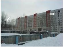 В Набережных Челнах молодежная организация пытается привести в порядок школьный корт.