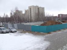 Вместо автостоянки в 23-м комплексе строят торгово-офисный центр