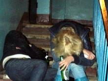 В Набережных Челнах пенсионер обокрал уснувших в его подъезде молодых людей