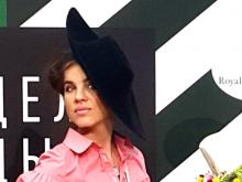 Анна Рачкова учится создавать дамские шляпки 