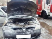 У остановки «КамПИ» обгорела машина такси «Рено Логан»