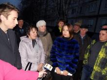 Жители дома 41/03 в борьбе против парковки вызвали «на помощь» депутата Когогину