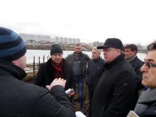 На одном берегу реки Мелекеска работают строители, на другом - природоохранная прокуратура