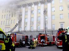 В Москве пожарные тушат огонь в здании Министерства обороны России