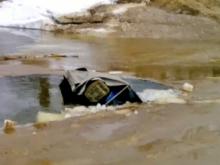 На реке Вятка под лед провалился 'УАЗ' - трое погибших (фото)