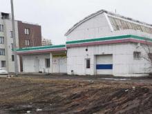 'Примите меры!': Водители едут на мойку в 20-м комплексе через газон