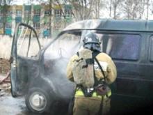 В 17-м комплексе поселка ЗЯБ неизвестные подожгли «Газель» и входную дверь квартиры