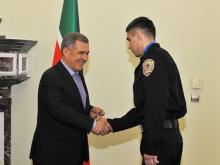 Рустам Минниханов вручил орден инкассатору из Нижнекамска, отбившему нападение грабителя