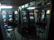 В подвале спорт-бара 'Клондайк' полицейские обнаружили игорный клуб