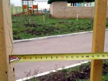 Дети бегают из детского сада через 'дырявый' забор