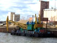 В Татарстане сильный порыв ветра повалил плавучий кран на теплоход