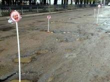 В Уфе ямы на дорогах обозначили указателями с фотографиями главы республики и мэра столицы