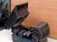 Сварщик Виктор Кулаков подготовился к шашлычному сезону, изготовив мангал в виде 'КАМАЗа'