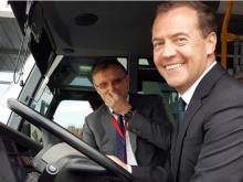 Дмитрий Медведев выделяет 38 миллиардов рублей на поддержку автопрома. Часть денег получает КАМАЗ