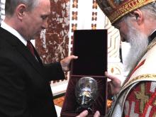 Путин и Медведев получили на Пасху от Патриарха ювелирные пасхальные яйца