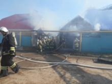 Неизвестные подожгли бывшее здание администрации в поселке Белоус