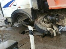 В Татарстане на железнодорожном переезде у грузовика вырвало колеса