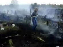 Женщину, которая сожгла могилы на кладбище, оштрафуют на 2-4 тысячи рублей. Ее нашли