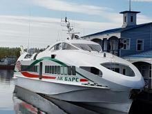 Рустам Минниханов показал новый пассажирский катер, который выпускают в Зеленодольске