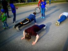 Студенты отметили День Победы отжиманиями и приседаниями на Майдане. Челнинцы отжались 25933 раза