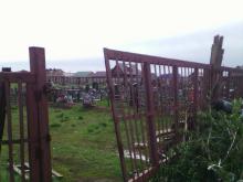 На кладбище в селе Большая Шильна ворота завалили мусором