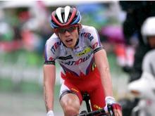  Велогонщик Ильнур Закарин пытается наверстать упущенное время на гонке «Джиро д'Италия»