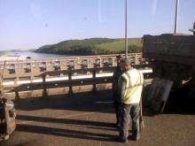 На автотрассе М-7 на мосту через Вятку столкнулись два большегруза - возникла пробка