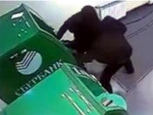 Грабители, которые взорвали банкомат, остались без добычи