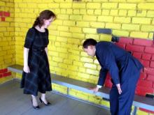  Рустем Гайнуллов помог отремонтировать веранду в детсаду