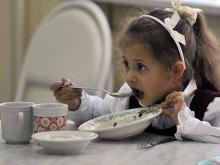 'Кушать, дети, будете по очереди!'