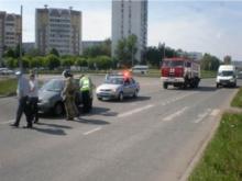 На пересечении проспектов Мира и Яшьлек автомобиль при повороте направо сбил двух пешеходов