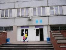 Мама девочки-инвалида: На второй этаж поликлиники забраться невозможно...