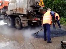 Дорожники укладывают асфальт в лужи - не хотят прерывать работу из-за дождя