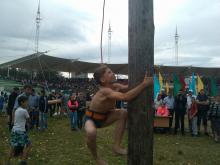 Пловец Ильназ Мингазин попробовал на Сабантуе забраться на столб
