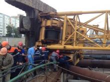 В Казани на стройке рухнул подъемный кран (фоторепортаж)