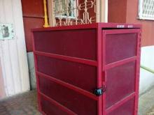 Житель дома 45/09 поставил у входа в подъезд контейнер для коляски - его убрали