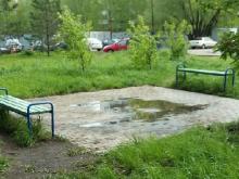 По просьбе жителя дома 30/22 убрали две скамейки, на которых собиралась шумная молодежь