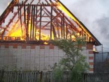 У молодой семьи рано утром сгорел новый двухэтажный дом в дачном обществе «Прибрежный»