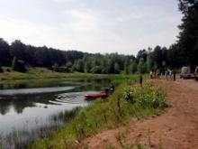 В озере напротив 44-го комплекса всплыл мертвый мужчина. Он утонул накануне или еще раньше