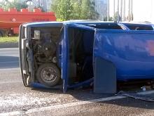 На Казанском тракте фура столкнулась с автомобилем 'Ока' и опрокинула микролитражку