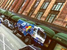 'КАМАЗ' Айрата Мардеева припарковался в центре Лондона возле магазина Harrods