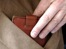 84-летней челнинке стало плохо на улице. Помогавший ей парень похитил кошелек