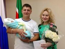 4000-й ребенок в Набережных Челнах родился в семье работника Дворца торжеств