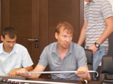 Сергей Жигуновский 'вооружает' челнинцев обувным мечом